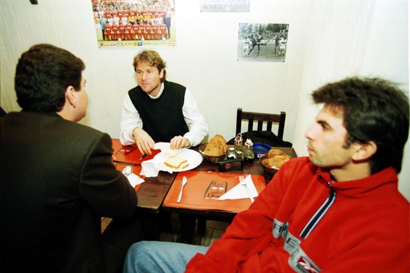 Raducioiu impreuna cu Lupescu la Pub-ul Red Dogs 21/12/99 foto ANDREI CIOCARLAN