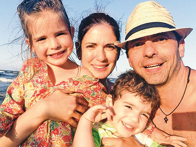 Am aflat cum ţine Dan Negru blondele la distanţă, ca să nu-şi supere nevasta