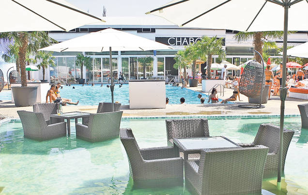 O zi la o piscină de fițe, mai scumpă decât o vacanță la all inclusive