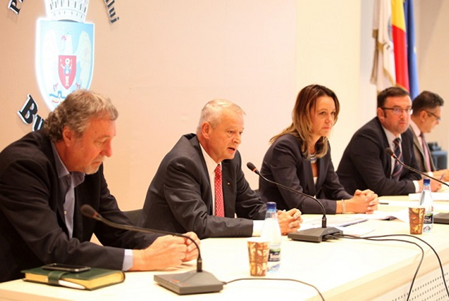 INEDIT: Trei PISCINE PLUTITOARE în Capitală!