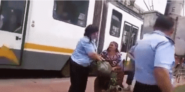 Imagini revoltătoare! O bătrânică a fost târâtă de poliție pentru că vindea pătrunjel pe trotuar 