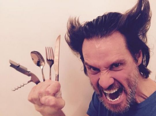 Hugh Jackman şi Jim Carrey s-au luat la mișto reciproc. Vezi ce a ieșit și cum s-a terminat "duelul"! | VIDEO