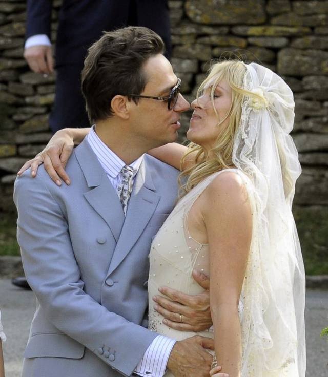 Laura Cosoi îi inchide gura Iuliei Albu, după ce aceasta i-a criticat voalul de mireasă