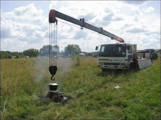 Românul e inventiv! Cum iau șantieriștii ceaunul de pe foc | FOTO