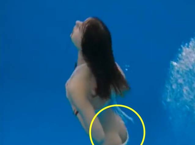 O vedetă de la noi A RĂMAS FĂRĂ CHILOȚI, în piscină! Ce au văzut toți cei din jur | VIDEO