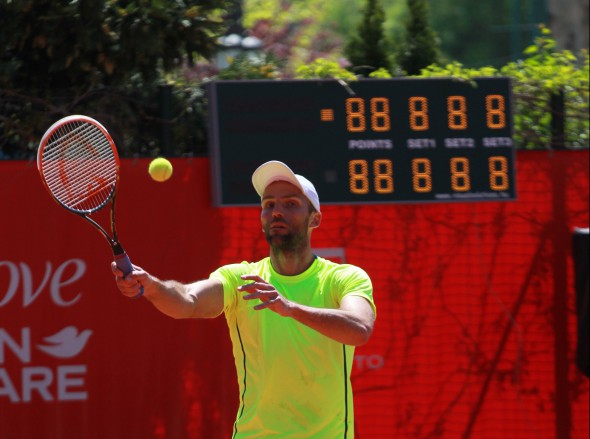 Uriașul Ivo Karlovici, 2,11 m, pe un teren secundar, la Openul României   FOTO: Marian Burlacu (Libertatea)
