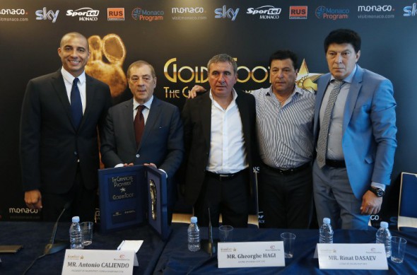 Imagini de senzație! Gică Hagi, desculț, ca în copilăria petrecută la Săcele! A intrat în Hall of Fame-ul fotbalului mondial, acolo unde nu a ajuns niciun român. ^”Regele” a fost premiat de către Prinţul Albert de Monaco și a vorbit despre urmaşul său: "Ianis ar putea ajunge mare în Italia!" / GALERIE FOTO & VIDEO