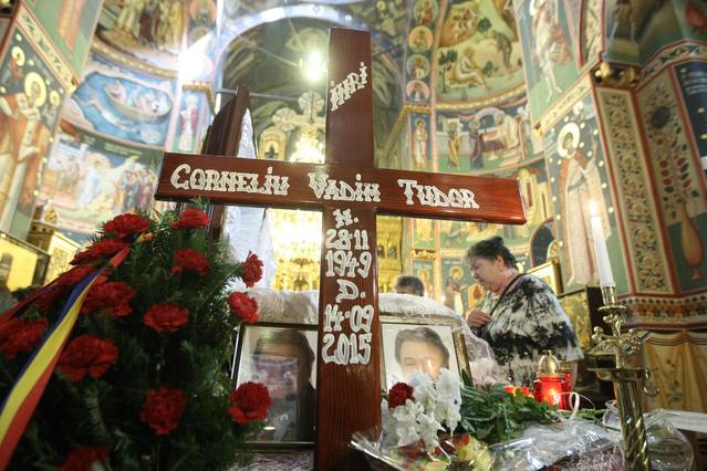 UPDATE | Corneliu Vadim Tudor A MURIT | Tribunul, înmormântat în aplauzele a mii de oameni