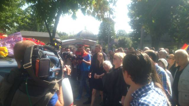 UPDATE | Corneliu Vadim Tudor A MURIT | Tribunul, înmormântat în aplauzele a mii de oameni