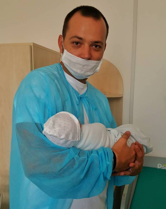 Mihai Morar a ținut bebelușul în brațe PENTRU PRIMA DATĂ! Uite cât de fericit este să își vadă finuțul | FOTO ÎN ARTICOL