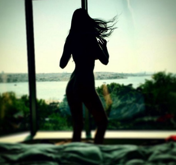 Iubita lui Adrian Mutu, GOALĂ la fereastră! Cine a pozat-o așa | FOTO ÎN ARTICOL