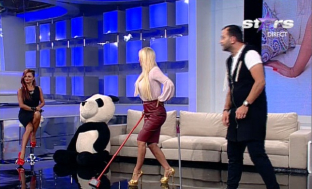 O vedetă de la noi, pusă să danseze SEXY cu o mătură, în direct | FOTO