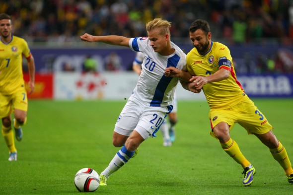 Răzvan Raț, dreapta, în duel cu Joel Pohjanpalo, a început meciul în forță   FOTO: VLAD CHIREA (LIBERTATEA)