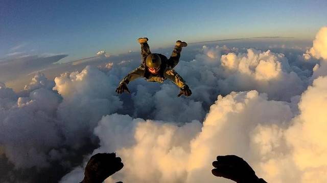 Starea instructorului de paraşutism care a supravieţuit este FOARTE GRAVĂ. "A fost dus la SALA DE OPERAŢII"