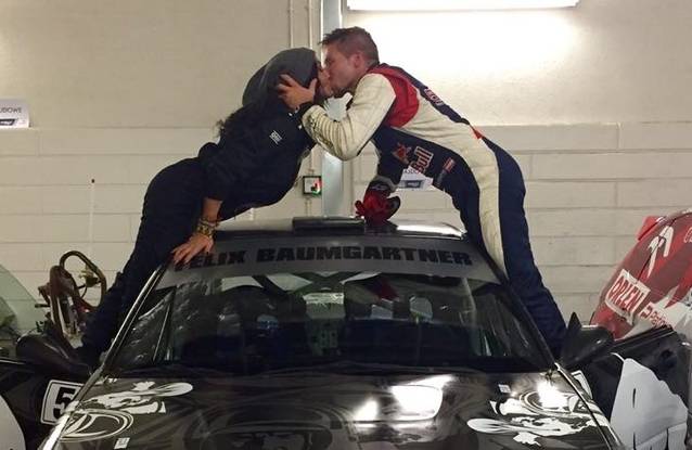 Răduleasca și Felix, SCENE FIERBINȚI, pe o mașină! Imaginea face furori pe internet | FOTO ÎN ARTICOL