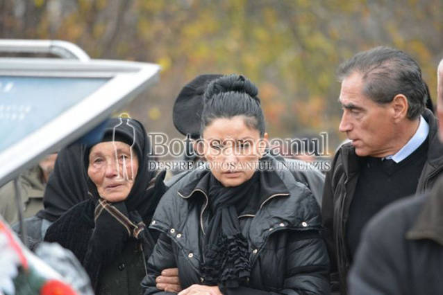 Silvia Chifiriuc și-a condus tatăl pe ultimul drum! Nevasta lui Petre Roman, răpusă de durere