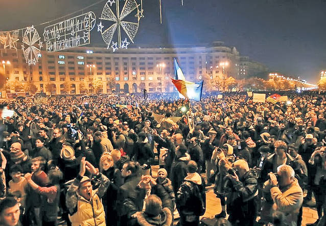 Forța străzii dă jos guverne! Explicația specialiștilor: «Societatea civilă a devenit importantă»