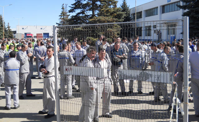 Forța străzii dă jos guverne! Explicația specialiștilor: «Societatea civilă a devenit importantă»