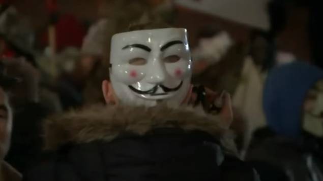 LONDRA A LUAT FOC! Sunt zeci de mii de demonstranți. E mult mai rău decât la noi (VIDEO)