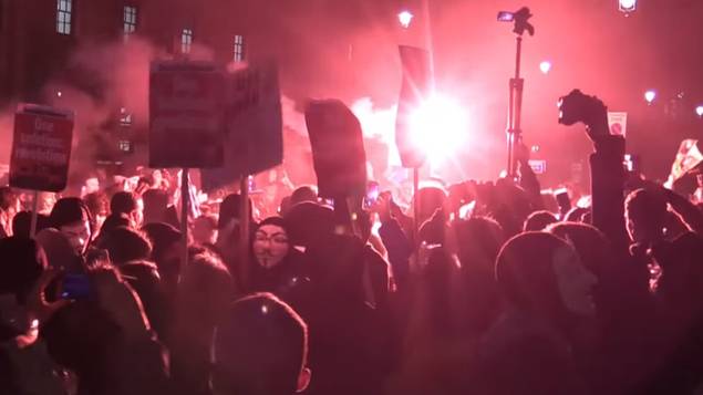 LONDRA A LUAT FOC! Sunt zeci de mii de demonstranți. E mult mai rău decât la noi (VIDEO)