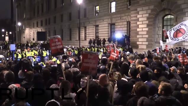 LONDRA A LUAT FOC! Sunt zeci de mii de demonstranți. E mult mai rău decât la noi (VIDEO)