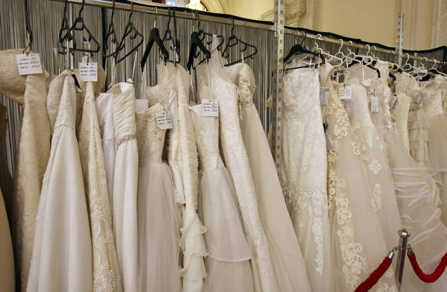 Black Friday a înnebunit pe toată lumea! Coşciuge reduse în vinerea neagră | FOTO