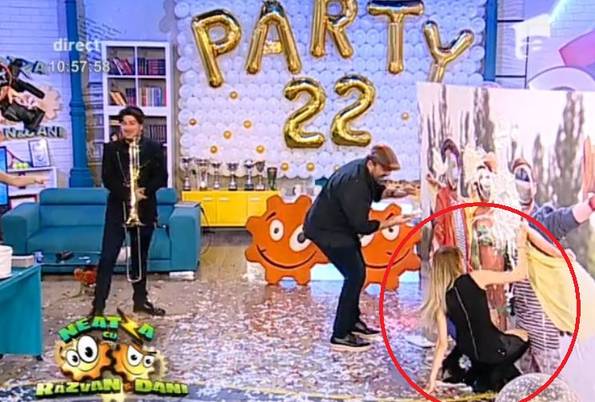 Lidia Buble a vrut să facă o glumă cu iubitul Răzvan la "Neatza", dar urmarea n-a fost deloc fericită. Artista a făcut cunoștință cu podeaua!