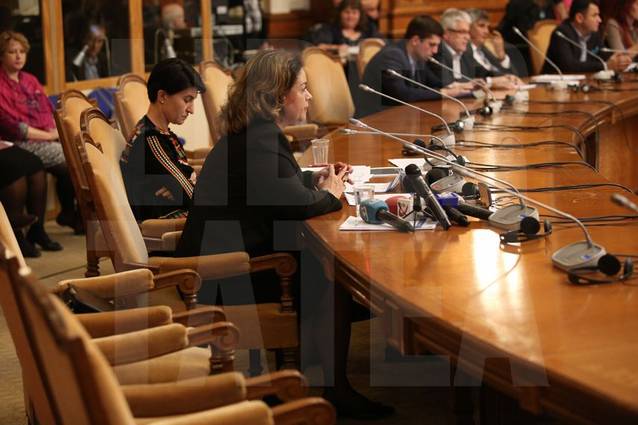 Moment ruşinos! Ministrul propus al Muncii din Guvernul Cioloș, cu ciorapii rupți în Parlament