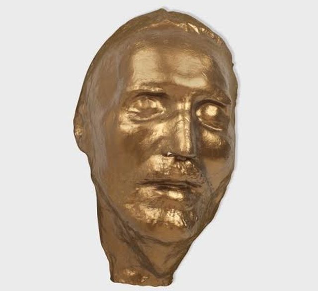 Unele dintre cele mai preţioase obiecte ale lui Vadim Tudor, scoase la licitaţie. Ce vinde familia Tribunului