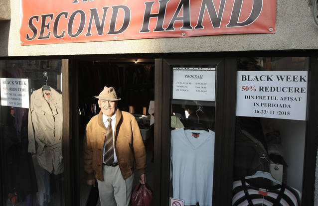 Black Friday a înnebunit pe toată lumea! Coşciuge reduse în vinerea neagră | FOTO