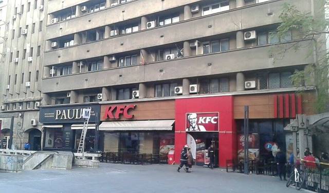 ULTIMA ORĂ. Incendiu într-un bloc de locuinţe din Piaţa Romană. Un pompier a şocat mulţimea strânsă la faţa locului