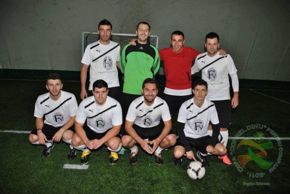 COCOS, sus, ]n tricul rosu