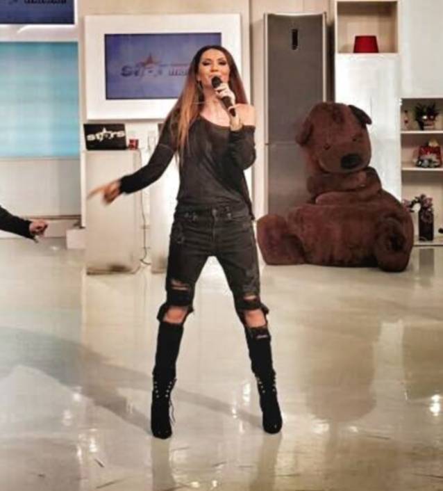 O cântăreață de la noi, CU BRANULA în mână, în direct. A făcut PNEUMONIE | FOTO ÎN ARTICOL