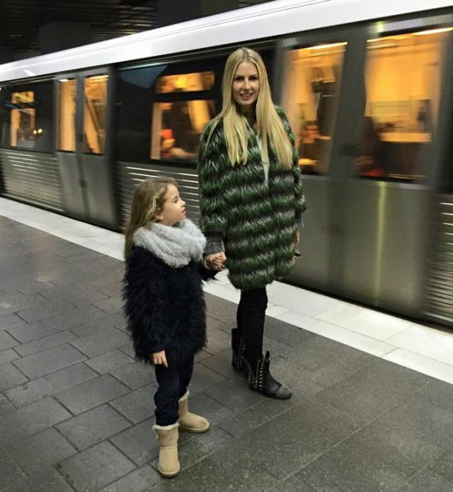 Andreea Bănică a dat maşinile de lux pentru metrou. Cum s-a fotografiat împreună cu fetiţa ei