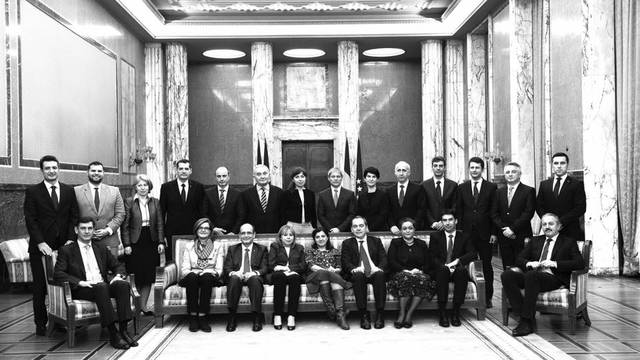 Mesajul de Anul Nou al preşedintelui Klaus Iohannis şi al premierului Dacian Cioloş. Premierul a postat și NOUA FOTOGRAFIE a cabinetului, în care femeile nu mai stau în spate