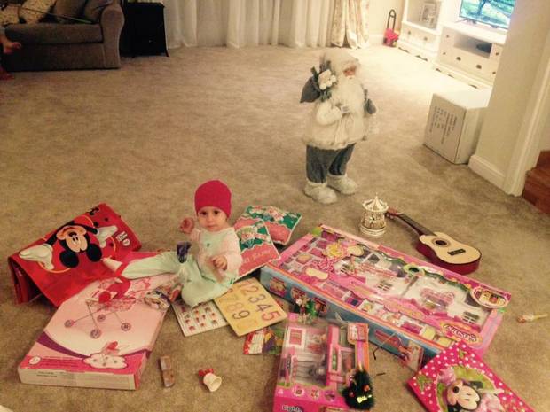 Ce de jucării a primit fetița lui Connect-R de Moș Nicolae! | FOTO