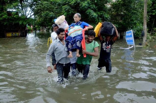 INDUNDAȚII CATASTROFALE ÎN INDIA. Ajutoarele nu pot ajunge la sinistrați decât ARUNCATE DIN ELICOPTER | VIDEO