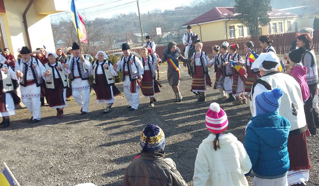 Mândrește-te, române! Costumele populare au fost «uniformă» pentru ziua de 1 Decembrie | FOTO