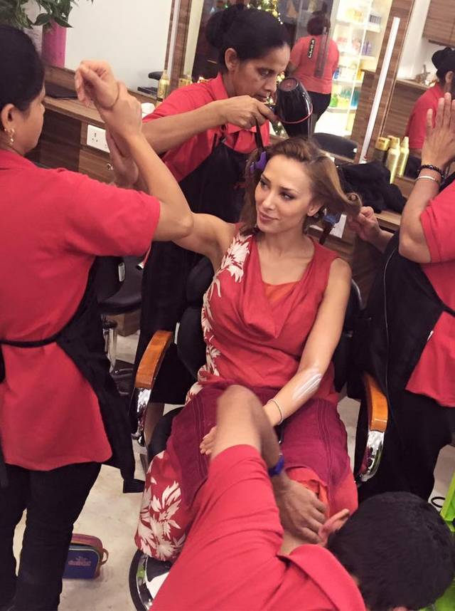 Ce răsfăţată e Iulia Vântur în India! Cum a fost fotografiată la un salon de înfrumuseţare