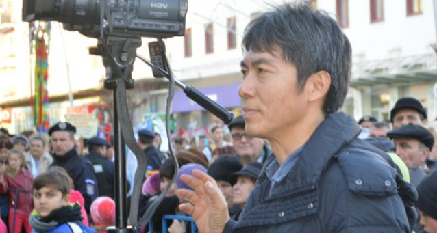 Face măști din ce găsește prin casă! Un inginer din Botoșani încearcă să ajute la păstrarea tradițiilor