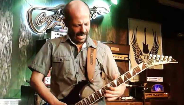 Operat pe creier în urmă cu trei luni, Leo Iorga a urcat în cârje pe scenă