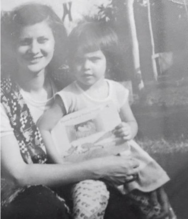 Azi e ziua mamei Simonei Gherghe! Uite cum arată și ce urare i-a transmis vedeta