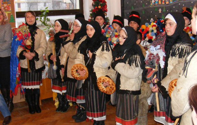 Face măști din ce găsește prin casă! Un inginer din Botoșani încearcă să ajute la păstrarea tradițiilor