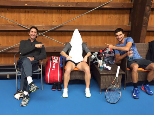 Simona Halep, ascunsă sub prosop    FOTO: Twitter Darren Cahill