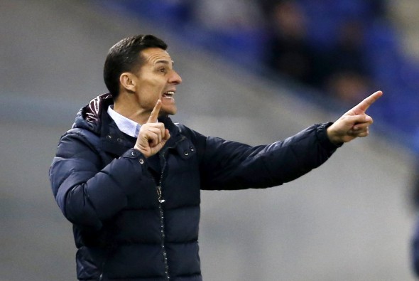 Costel Gâlcă, dând indicații jucătorilor lui Espanyol. (FOTO: EPA)