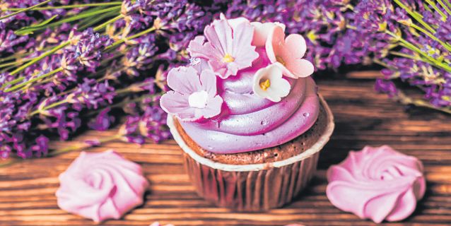 Deserturi irezistibile: Parcă ziua-i mai frumoasă cu o bezea pe masă!