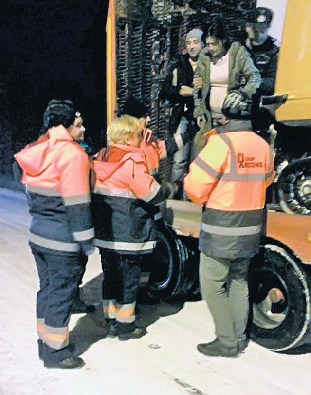 Ţurţurii şi gheaţa costă 230 de lei | Cea mai simplă metodă de a vă scăpa imobilul de capriciile iernii