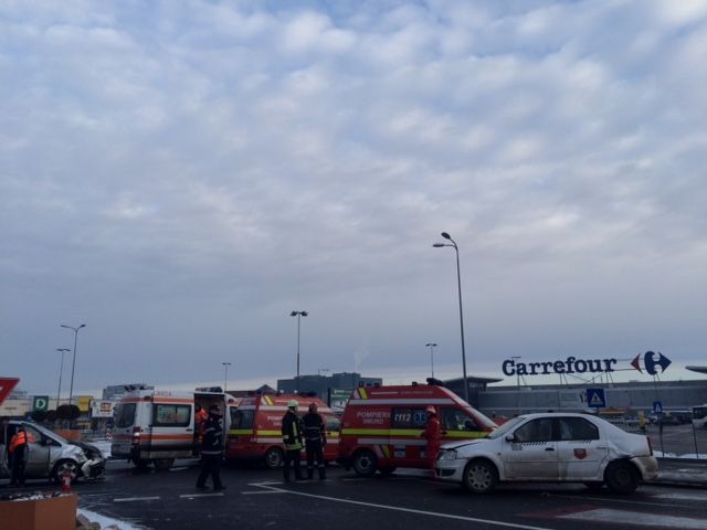 Aglomerație pe DN 1 și la munte. Un accident la intrarea în Brașov a îngreunat circulația, iar la cozile la instalațiile de urcare din Poiana Brașov sunt deja uriașe