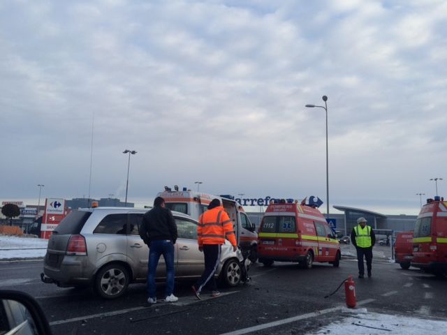 Aglomerație pe DN 1 și la munte. Un accident la intrarea în Brașov a îngreunat circulația, iar la cozile la instalațiile de urcare din Poiana Brașov sunt deja uriașe