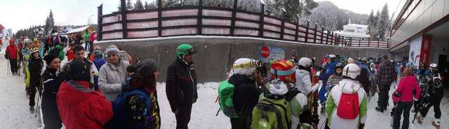 Aglomerație pe DN 1 și la munte. Un accident la intrarea în Brașov a îngreunat circulația, iar la cozile la instalațiile de urcare din Poiana Brașov sunt deja uriașe